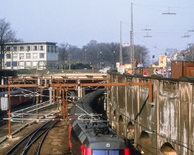 047809_ea.1280 Erst einige Monate später, am 19.03.1986, begann der elektrische Betrieb zwischen Helsingør und København. EA 3001 "H. C. Ørsted" am Eröffnungstag in København.
