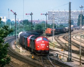 049819_mx_lersoeen.2016.1280 Im benachbarten Gbf Lersøen fädeln sich am 09.06.1986 MX 1007+1009 mit dem DanLink-Zug 45753 zur Fahrt in den Zwanzigminutentakt der S-Bahn ein.