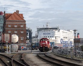 _HE13408 Auch drei Jahrzehnte später rangiert hier eine in Kiel gebaute Lok: DB 261 100 und "Stena Germanica" in Kiel am Schwedenkai
