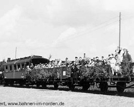 db12308_lbk Ruderregattabegleitfahrt per Zug am Geniner Ufer in Lübeck 1953