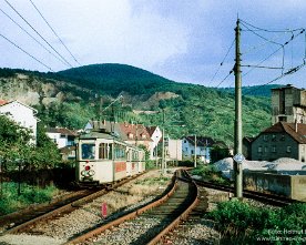 24832a_oeg Dossenheim, einfahrender Zug von Heidelberg, Schotterwerk, Dreischienengleis