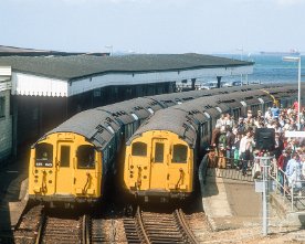 029909_iow_rydeespl Ryde Esplanade mit dem Tube Stock von 1923: Im Sommer 1982 wurden noch je eine Einheit der Class 485 und 486 zu 7-Wagen-Einheiten gekuppelt. Der rechte Zug...