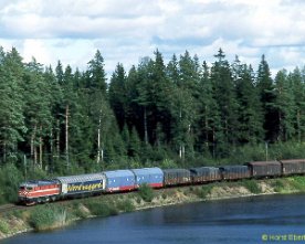 090005_rc Rc1 1021 zwischen Hallsberg und Motala am 26.08.1995, damals noch mit einem Güterzug der SJ. Seit Jahresbeginn 2001 führt den Güterverkehr der früheren...